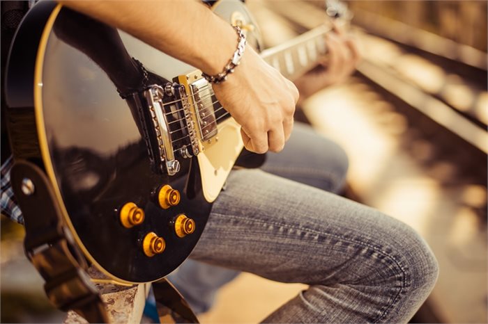המוסיקה כגשר לקשר: שימוש בטיפול באמצעות מוסיקה עם מתבגרים